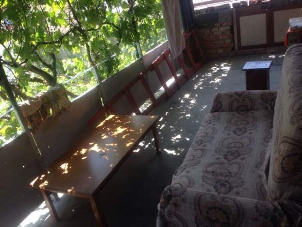 Pogradec, jap me qera shtepi me oborr, 95 m² 1.500 Leke (Kisha e Vjeter)