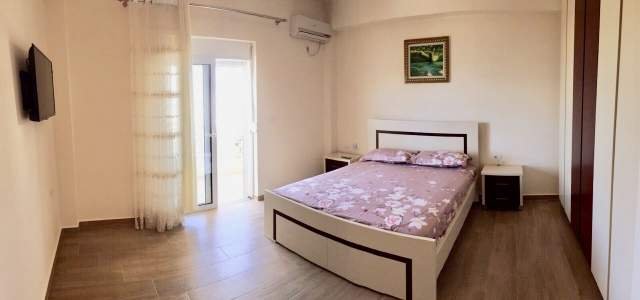 Sarande, jap me qera 3.500 Leke/nata,apartament 1+1+Ballkon pamje nga deti.