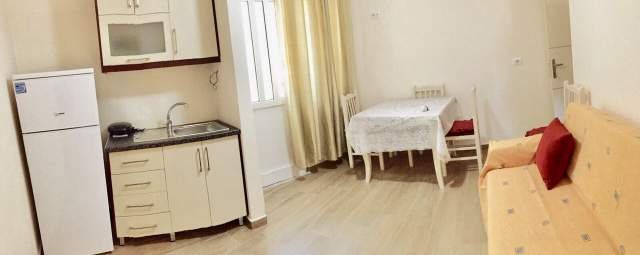 Sarande, jap me qera 3.500 Leke/nata,apartament 1+1+Ballkon pamje nga deti.