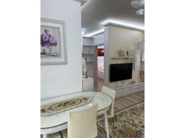 Tirane, jepet me qera apartament 2+1 Kati 3, 600 Euro (Komuna Parisit)