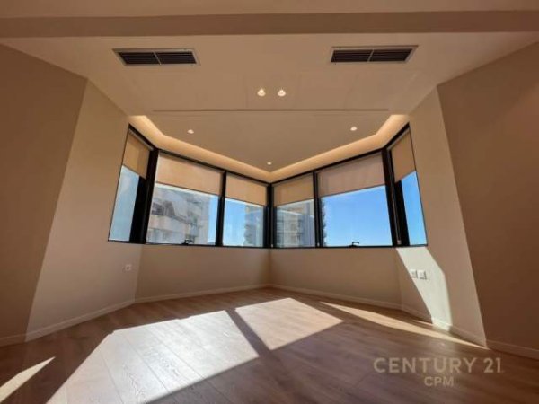 Tirane, jepet me qera apartament 3+1+A Kati 9, 120 m² 2.000 Euro (Deshmoret e Kombit)