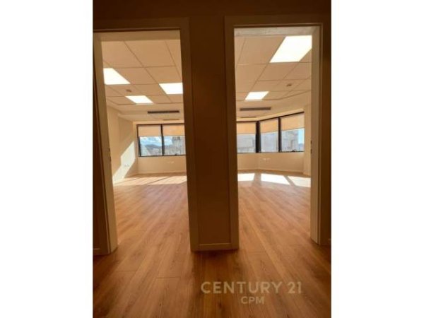 Tirane, jepet me qera apartament 3+1+A Kati 9, 120 m² 2.000 Euro (Deshmoret e Kombit)