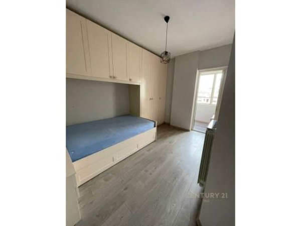 Tirane, jepet me qera apartament 3+1+BLK Kati 5, 1.000 Euro (Liqeni i Tiranes)