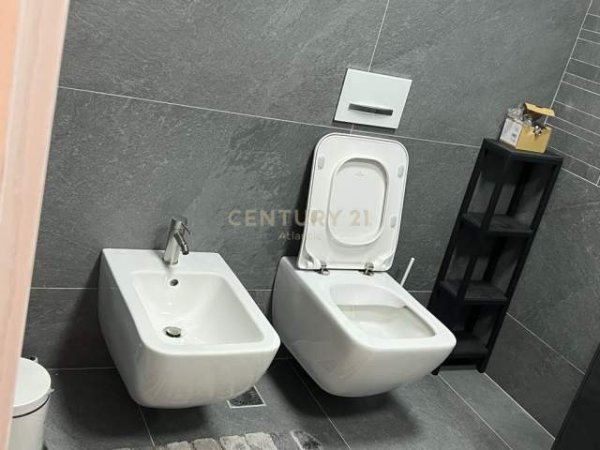 Tirane, jepet me qera apartament 3+1+BLK Kati 10, 200 m² 2.000 Euro (Perball Delijorgjit)