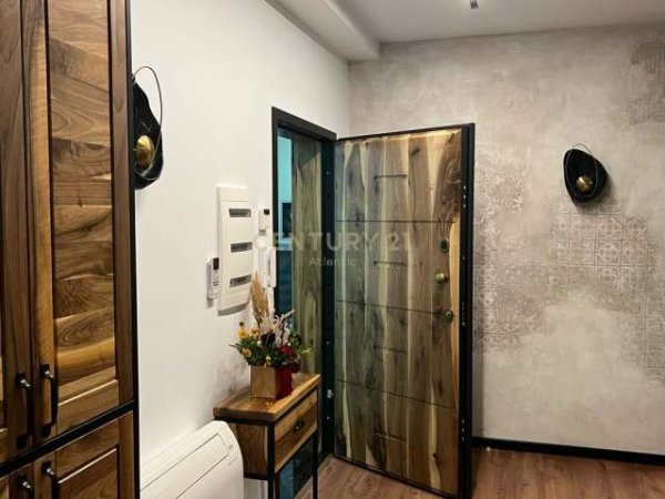 Tirane, jepet me qera apartament 3+1+BLK Kati 10, 200 m² 2.000 Euro (Perball Delijorgjit)