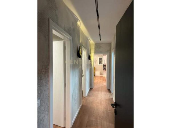 Tirane, jepet me qera apartament 3+1+BLK Kati 10, 200 m² 2.000 Euro (Perball Delijorgjit)