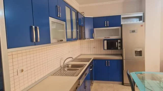 Tirane, jepet me qera apartament 2+1 Kati 4, 70 m² 500 Euro (afer Komisariatit nr.1)