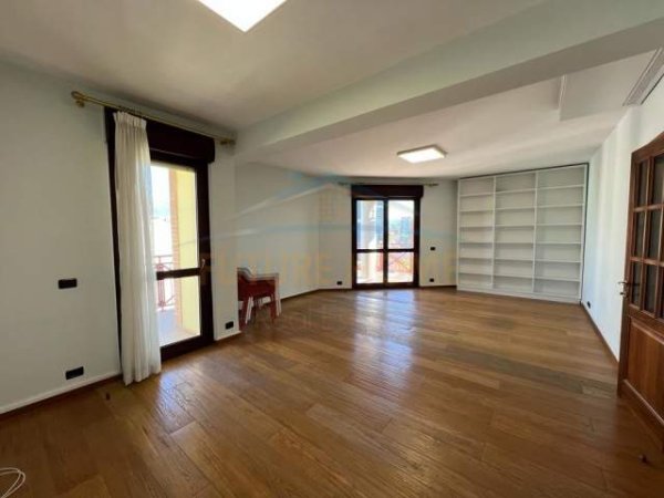 Tirane, jepet me qera ambjent biznesi Kati 10, 152 m² 1.600 Euro (Qender)