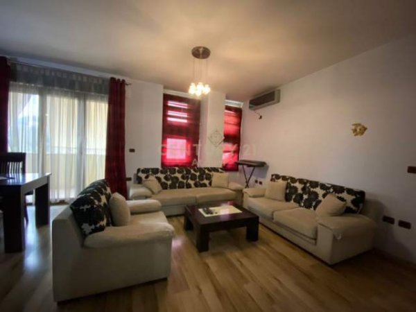 Tirane, jepet me qera apartament 4+1 Kati 5, 115 m² 500 Euro (Kopshti Botanik)