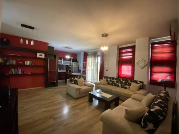 Tirane, jepet me qera apartament 4+1 Kati 5, 115 m² 500 Euro (Kopshti Botanik)