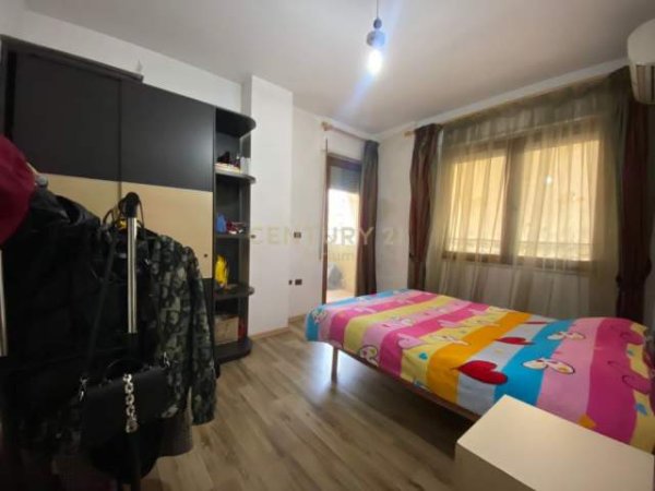 Tirane, jepet me qera apartament 4+1 Kati 5, 115 m² 500 Euro (Kopshti Botanik)