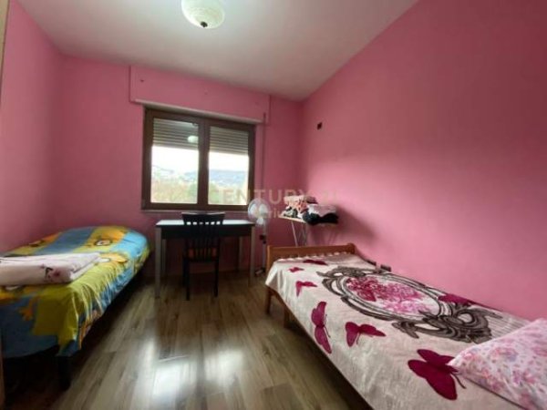 Tirane, jepet me qera apartament 4+1 Kati 5, 115 m² 500 Euro (Kopshti Botanik)