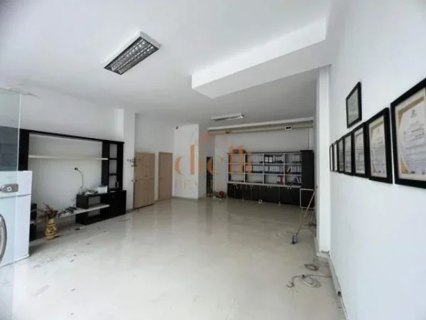 Tirane, shitet dyqan Kati 1, 113 m² 170.000 Euro (Fresk)