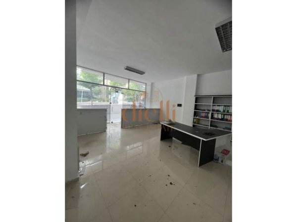 Tirane, shitet dyqan Kati 1, 113 m² 170.000 Euro (Fresk)