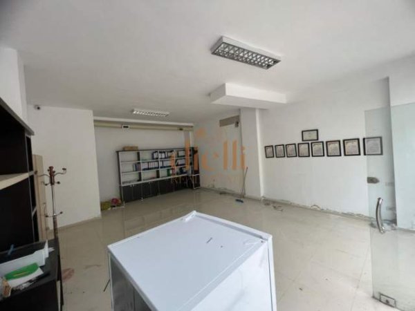 Tirane, shitet dyqan Kati 1, 113 m² 170.000 Euro (Fresk)