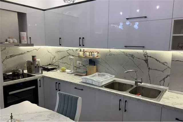 Tirane, jepet me qera apartament 2+1 Kati 3, 80 m² 650 Euro (Bulevardi Zogu1)