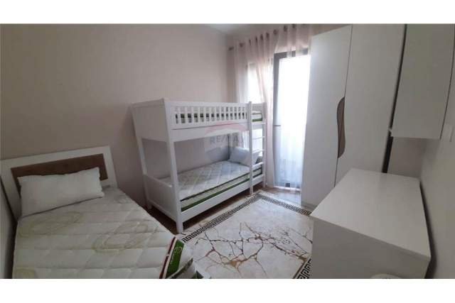 Tirane, jepet me qera apartament 2+1 123 m² 700 Euro (rruga e kavajes)