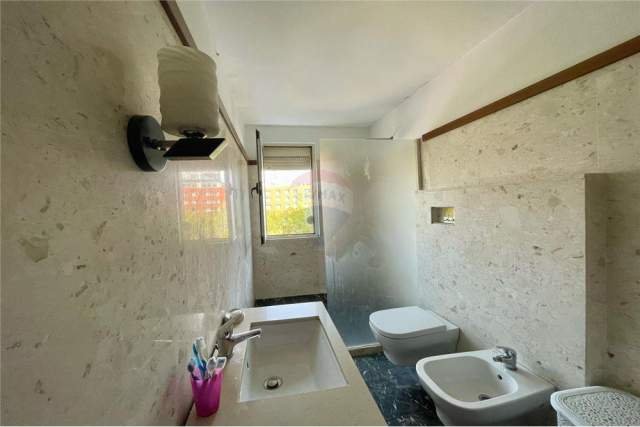 Tirane, jepet me qera apartament 1+1 Kati 5, 55 m² 400 Euro (Bulevardi Bajram Curri)