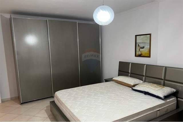 Tirane, jepet me qera apartament 2+1+BLK 105 m² 550 Euro (liqeni i thate)