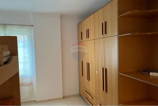 Tirane, jepet me qera apartament 2+1+BLK 105 m² 550 Euro (liqeni i thate)