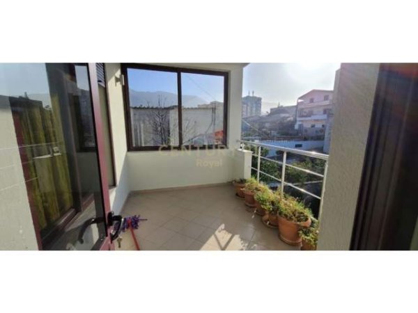 Tirane, jepet me qera Vile 4+1+A+BLK Kati 1, 1.000 m² 650 Euro (Shkoze)