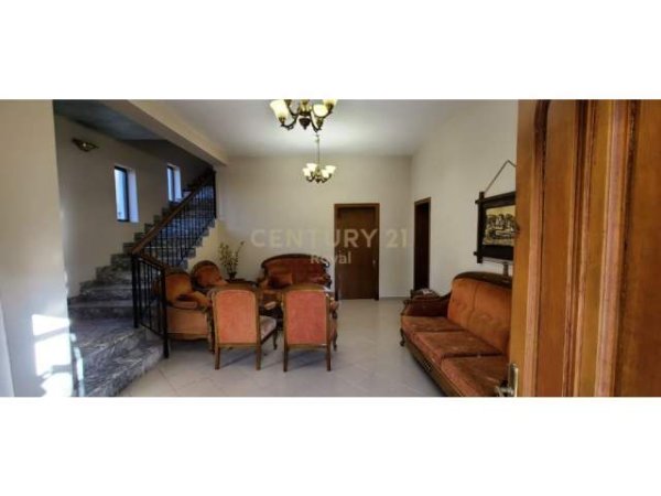 Tirane, jepet me qera Vile 4+1+A+BLK Kati 1, 1.000 m² 650 Euro (Shkoze)