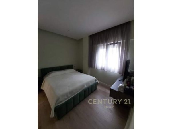 Tirane, jepet me qera apartament 4+1 Kati 2, 94 m² 700 Euro (Liqeni Thate)