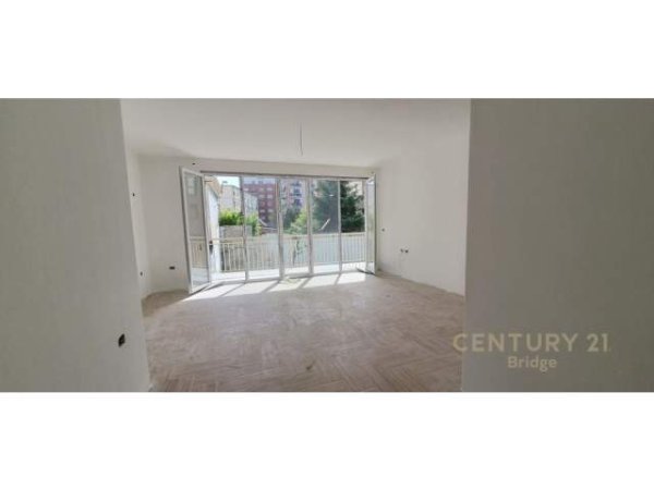 Tirane, shitet apartament 2+1+BLK Kati 2, 109 m² 200.000 Euro (Rruga Barrikadave)