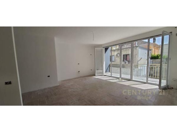 Tirane, shitet apartament 2+1+BLK Kati 2, 109 m² 200.000 Euro (Rruga Barrikadave)