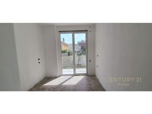 Tirane, shitet apartament 2+1+BLK Kati 2, 109 m² 200.000 Euro (Rruga Barrikadave)