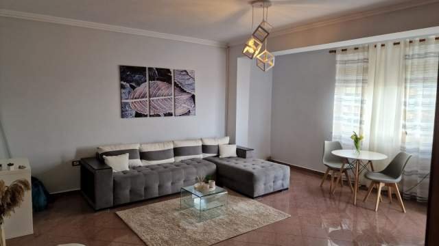 Tirane, jepet me qera apartament 2+1+BLK Kati 7, 95 m² 500 Euro (durresit)