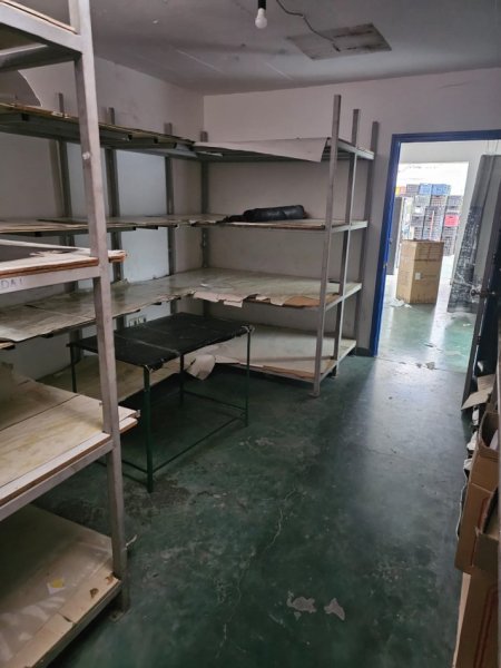 Tirane, jepet me qera ambjent biznesi Kati 0, 800 m² 2.500 € (KOMBINAT)