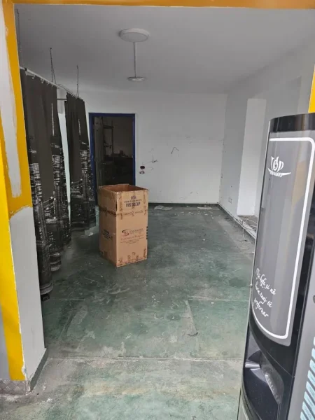 Tirane, jepet me qera ambjent biznesi Kati 0, 800 m² 2.500 € (KOMBINAT)
