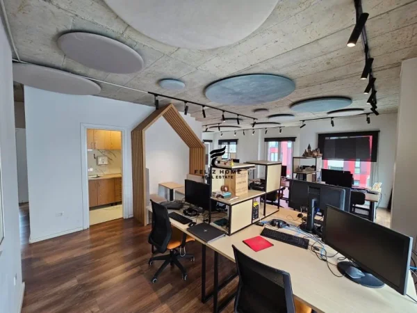 Tirane, jepet me qera ambjent biznesi Kati 4, 175 m² 2.000 € (RRUGA ELBASANIT)