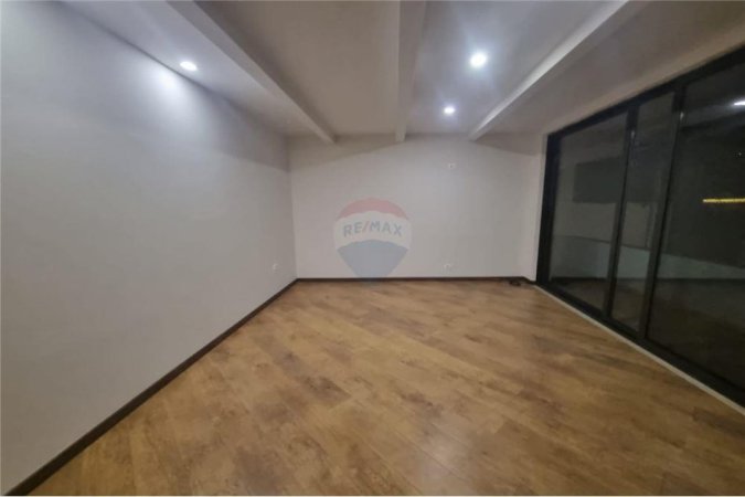 Tirane, jepet me qera Vile 3 Katshe , 550 m² 1.600 € (Rruga Vace Zela - Qendra Globe - Rruga e Kavajës)