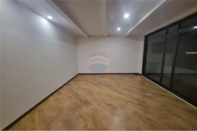 Tirane, jepet me qera Vile 3 Katshe , 550 m² 1.600 € (Rruga Vace Zela - Qendra Globe - Rruga e Kavajës)