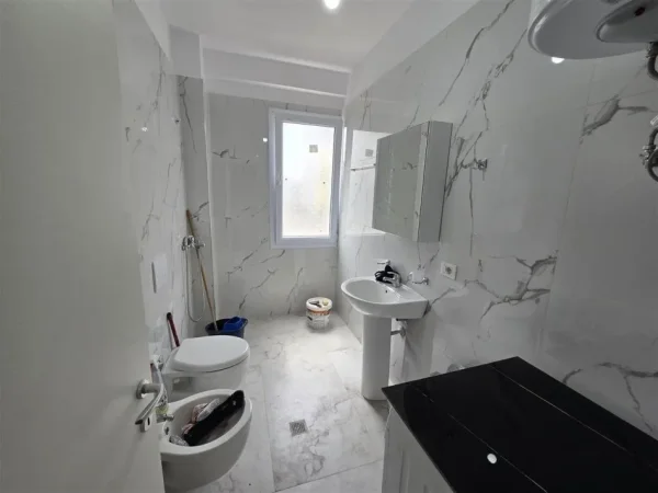 Tirane, jepet me qera apartament 2+1 Kati 2, 80 m² 550 € (Fusha e Aviacionit)
