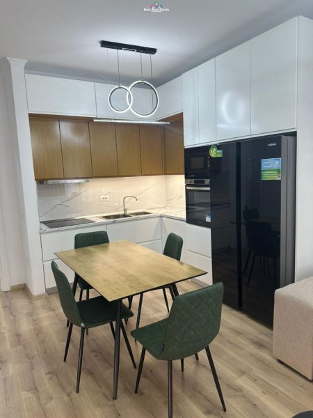 Tirane, jepet me qera apartament 2+1 Kati 6, 103 m² 650 € (kinostudio)