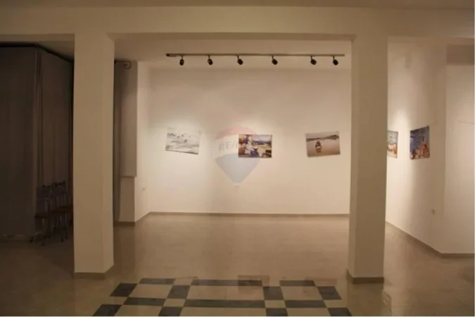 Tirane, jepet me qera zyre Kati 1, 370 m² 1.800 € (Ofrojme ambjent per zyra prane Rruges se Kavajes!)