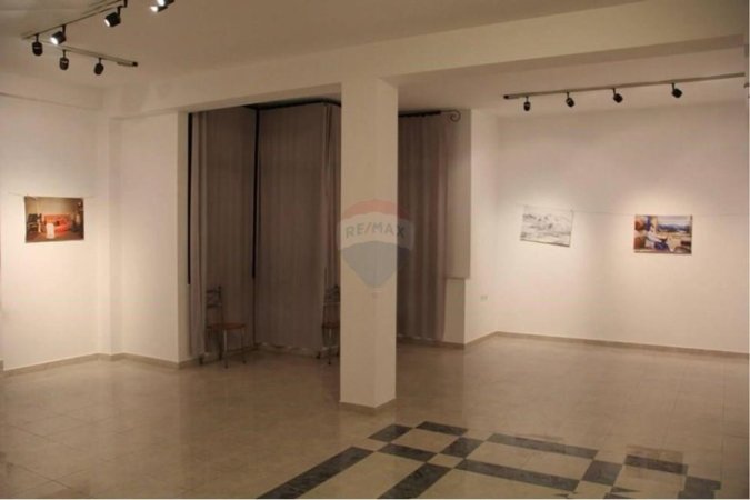 Tirane, jepet me qera zyre Kati 1, 370 m² 1.800 € (Ofrojme ambjent per zyra prane Rruges se Kavajes!)