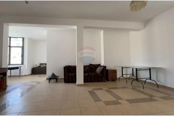 Tirane, jepet me qera zyre Kati 1, 370 m² 1.800 € (Ofrojme ambjent per zyra prane Rruges se Kavajes!)