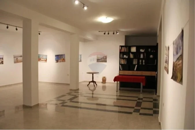 Tirane, jepet me qera zyre Kati 1, 370 m² 1.800 € (Ofrojme ambjent per zyra prane Rruges se Kavajes!)