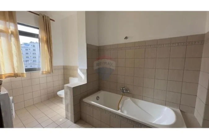 Tirane, jepet me qera zyre Kati 1, 370 m² 1.800 € (Ofrojme ambjent per zyra prane Rruges se Kavajes!)