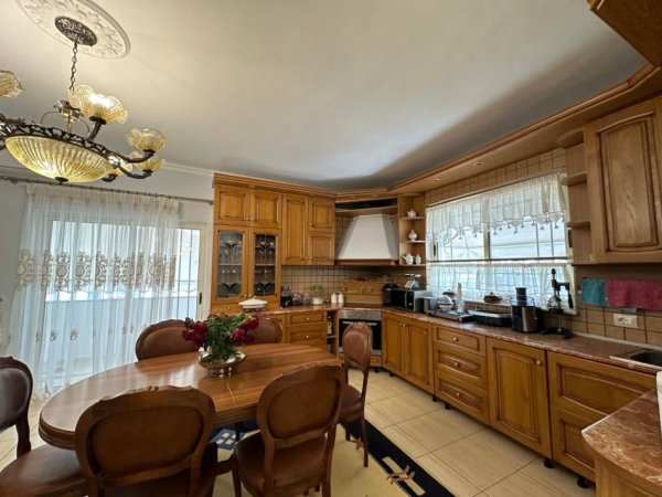 Tirane, jepet me qera apartament 3+1 Kati 5, 140 m² 700 € (Vasil Shanto)