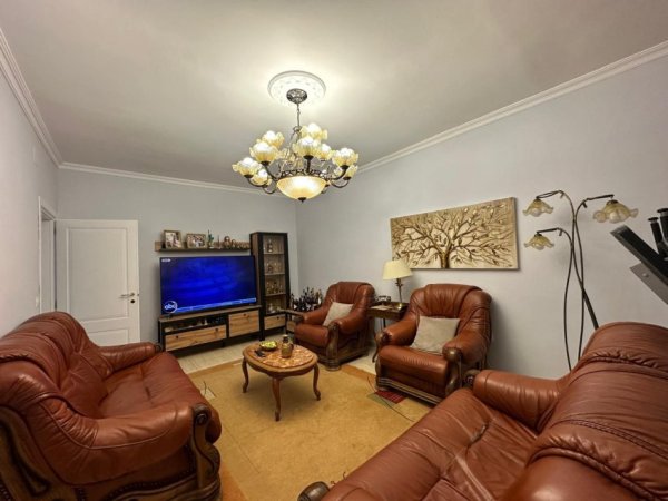 Tirane, jepet me qera apartament 3+1 Kati 5, 140 m² 700 € (Vasil Shanto)