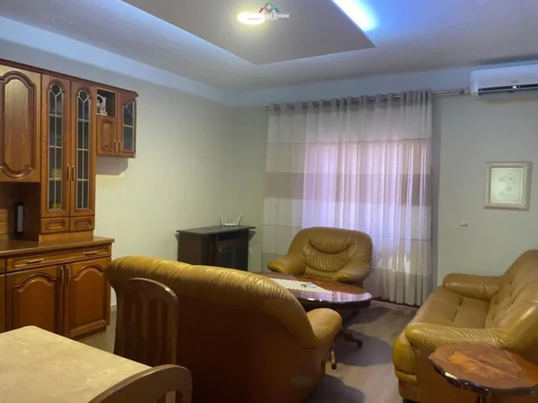 Tirane, jepet me qera Vile 2+1 Kati 2, 115 m² 400 € (fresku)