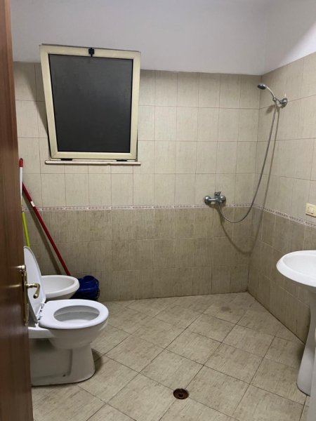 Tirane, jepet me qera apartament 1+1+Ballkon Kati 3, 75 m² 400 € (pediatria)