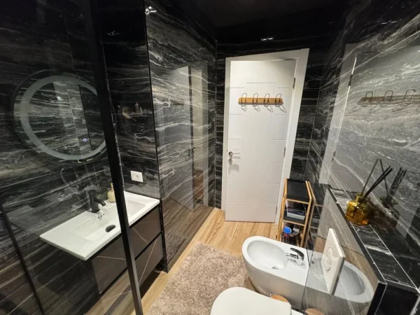 Tirane, jepet me qera apartament 2+1+Ballkon Kati 4, 110 m² 730 € (Liqeni i Thate)