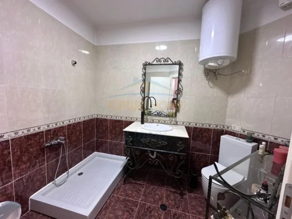 Tirane, jepet me qera apartament 2+1+Ballkon , 115 m² 850 € (Stacioni i Trenit)
