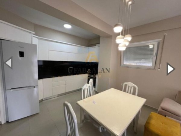 Tirane, jepet me qera apartament 2+1+2+garazh Kati 3, 90 m² 500 € (Kopshti Botanik)